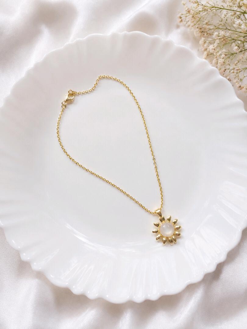 Elegant Pearl Sunflower Gold Pendant Necklace